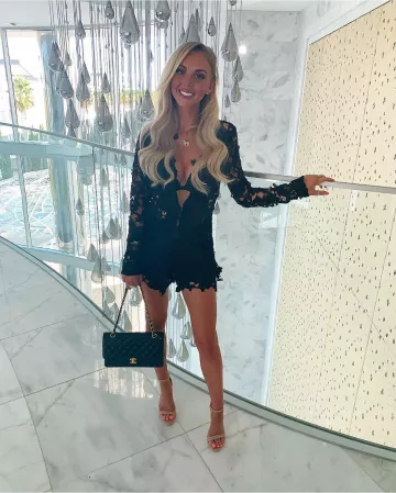 Chaqueta negra de Alexandra Simpson en la cuenta de Instagram @alexsimpson_x