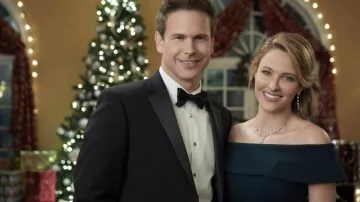 La robe verte de Abbey (Jill Wagner) dans Christmas Wishes & Mistletoe Kisses
