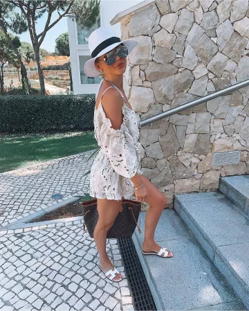 Mini vestido nude de Alexandra Simpson en la cuenta de Instagram @alexsimpson_x