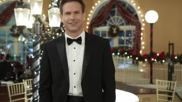 La chemise blanche de Nick Sinclair (Matthew Davis) dans Christmas Wishes & Mistletoe Kisses