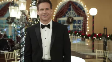 Le noeud papillon noir de Nick Sinclair (Matthew Davis) dans Christmas Wishes & Mistletoe Kisses