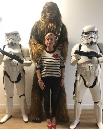 Rayas y suéter de corazón de Anne-Élisabeth Lemoine en la cuenta de Instagram de @anneelisabeth5