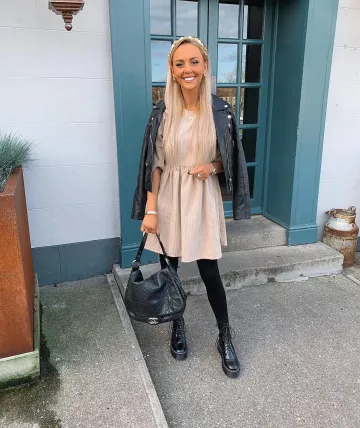 Chaqueta de cuero de Alexandra Simpson en la cuenta de Instagram @alexsimpson_x