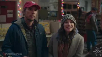 La patagonie Bleu Marine Matelassé Blouson porté par Mike (Dax Shepard) dans Bénisse Ce Gâchis Saison 2 Épisode 9