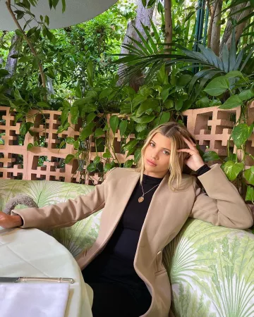Bvlgari Ser­pen­ti Neck­lace worn by Sofia Richie Instagram December 10, 2019