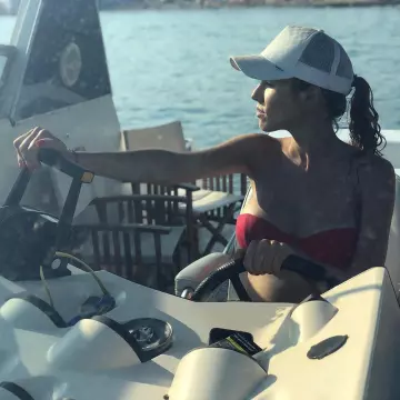 The white cap of Élodie Fontan account on the Instagram of @elodie_fontan