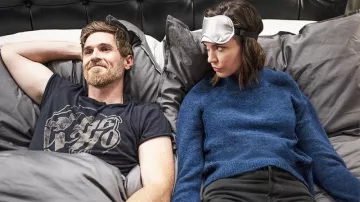 The blue sweater of Lizzie Hinnel (Odette Annable) in the white Nights of Christmas