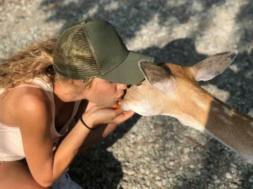 La casquette kaki de Élodie Fontan sur le compte Instagram de @elodie_fontan