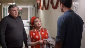 Camiseta gris de manga larga de la actriz (Charlene Tilton) en Second Coup de Foudre à Noël