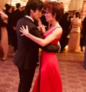The long red dress of Élodie Fontan in Nicky Larson on the account Instagram of @elodie_fontan
