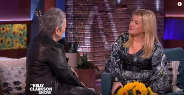 Asos diseña Maxi Vestido con Mangas Puff en Estampado Astroligical Satin usado por Kelly Clarkson en The Kelly Clarkson Show 10 de diciembre de 2019