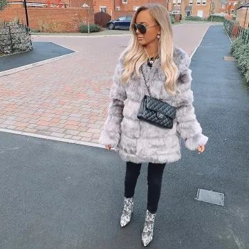 Botín de Alexandra Simpson en la cuenta de Instagram @alexsimpson_x