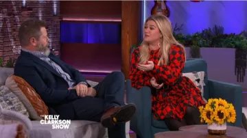 Msgm Check Print Scoop Neck Dress usado por Kelly Clarkson en The Kelly Clarkson Show 2 de diciembre de 2019