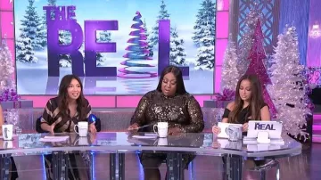 Vestido asimétrico negro usado por Adrienne Bailon On The Real 10 de diciembre de 2019