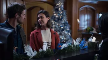 The pull marinière Lizzie Hinnel (Odette Annable) in the white Nights of Christmas