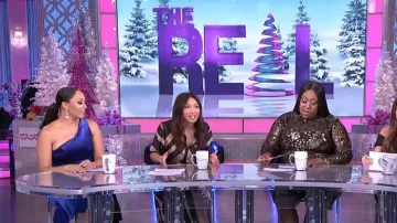 Asos Blue Velvet Vestido de un solo hombro usado por Tia Mowry en The Real 10 de diciembre de 2019