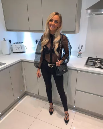 Black Jeans de Alexandra Simpson en la cuenta de Instagram @alexsimpson_x