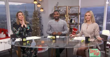 Theory Malio Sweater usado por Justin Sylvester en E! Noticias diciembre 10, 2019