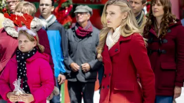 Abrigo rojo de Ellie Hartman (Brooke D'Orsay) en Navidad, coronas y pasteles