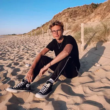 Camiseta negra de Sundy Jules en la cuenta de Instagram de @sundyjules