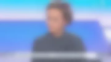 La robe courte portefeuille col victorien imprimée Bleu de Caroline Roux dans C dans l'air le 11.12.2019