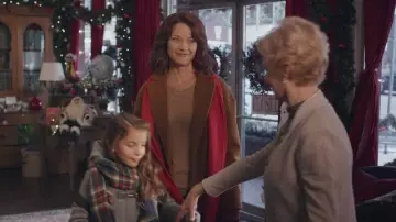 Le manteau brun de Sydney (Scottie Thompson) dans Un nouveau chapitre pour Noël