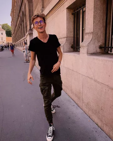 Camiseta negra de Sundy Jules en la cuenta de Instagram de @sundyjules