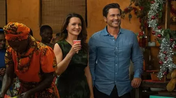 The denim shirt of Derek (Rob Lowe) in A safari for Christmas