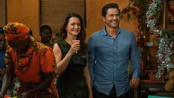 La chemise en jean de Derek (Rob Lowe) dans Un safari pour Noël