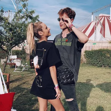Le jean noir déchiré de Sundy Jules sur le compte Instagram de @sundyjules