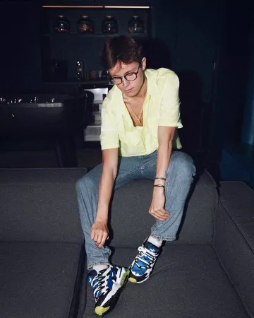 Las coloridas zapatillas de Sundy Jules en la cuenta de Instagram de @sundyjules