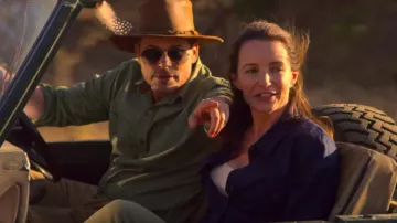 The blue shirt of Kate (Kristin Davis) in A safari for Christmas
