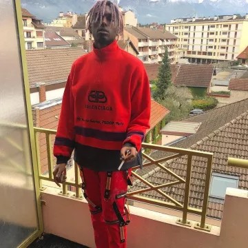 Pull rouge BALENCIAGA  porté par Youv dee  sur le compte Instagram de @youv_dee 