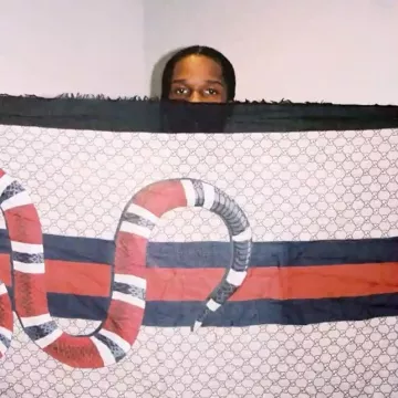 Pañuelo de serpiente Gucci usado por ASAP Rocky en la cuenta de Instagram de @asaprocky 