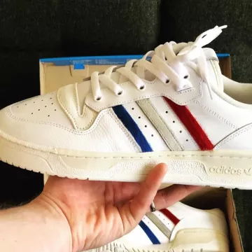 Zapatos usados por yanncj23 en la cuenta de Instagram de @yanncj23 