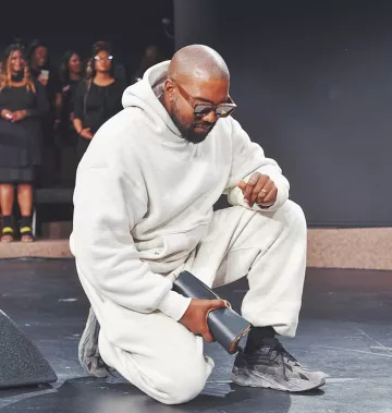 Adidas Yeezy Boost 700 V2 Vanta en la cuenta de Instagram de @kanyewestt_official