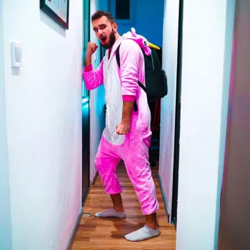Disguise pink unicorn worn by Pikashoute on his account Instagram @pikashoute