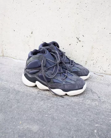 La pizarra alta Yeezy 500 de Kanye West en la cuenta de Instagram de @starcowparis