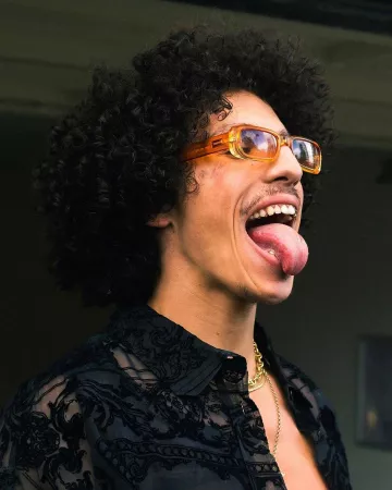 La camisa negra estampada transparente de Rilès en la cuenta de Instagram de @neufneuf_dreaded