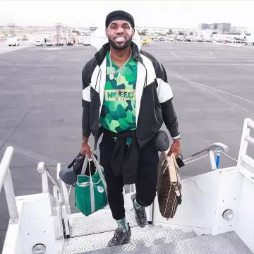 Lebron James con las Nike Air Max 98 de Kylian Mbappé. LeBron James en la cuenta de Instagram de @brkicks
