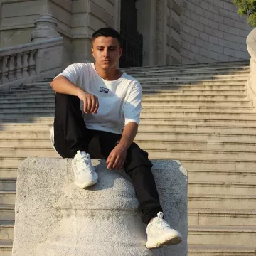 Yeezy 500 blanco usado por unknowmyskill en la cuenta de Instagram de @umsyt_ 