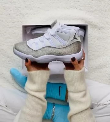 The pair of Nike Jordan 11 Retro White Metallic Silver (W) on the account Instagram of @caminotv