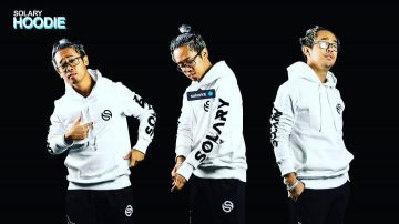 Sudadera con capucha solary oficial - blanca de Sakor Ros en la cuenta de Instagram de @sakorlrb