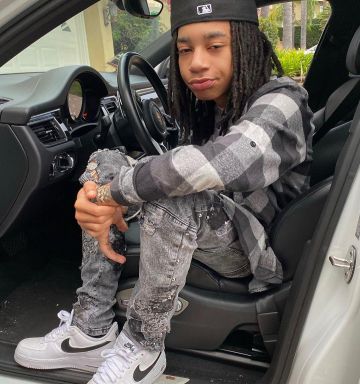 Air Force One avec swoosh noir de YBN Nahmir sur le compte Instagram de @ybnnahmir