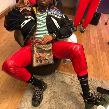 Gucci Flashtrek con adornos de cristal usados por Youv Dee en la cuenta de Instagram de @youv_dee 