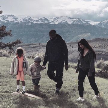 por Kanye West en la cuenta de Instagram de @kanyewestt_official