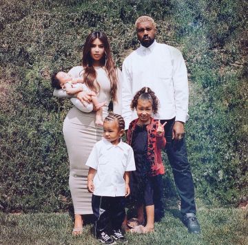 por Kanye West en la cuenta de Instagram de @kanyewestt_official