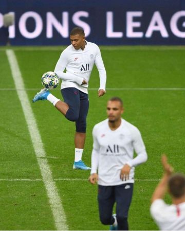 The pair of cleats Nike Mercurial Superfly 7 Elite SG-PRO Anti-Clog Traction on his account Instagram @k. mbappe