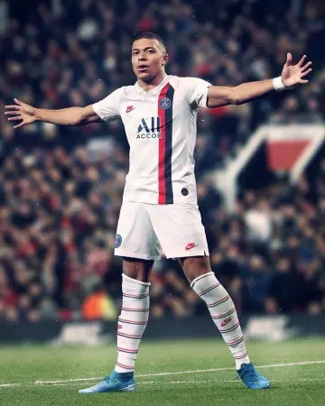 Les crampons Nike Mercurial Superfly 7 Elite SG-PRO Anti-Clog Traction de Kylian Mbappé sur son compte Instagram @k.mbappe