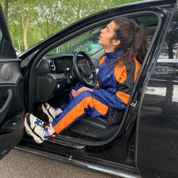 Sneaker "B22" maille technique bleue et veau noir, gris et blanc, semelle en gomme blanche, grise et orange. de Moha La Squale sur le compte Instagram de @mohalasquale